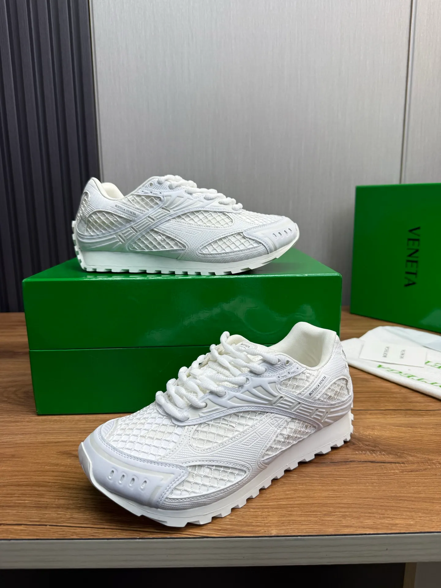 Men's men's shoes 💰620💰 BV top version 𝘽𝙊𝙏𝙏𝙀𝙂𝘼 𝙑𝙀𝙉𝙀𝙏𝘼 Orbit sneakers Wang Yibo same style couple style dad shoes 🩷💚 Runner sneakers, made of lightweight technical mesh fabric. Features a geometric patterned rubber outsole. Pay attention to the package craftsmanship ❕ High version shipping ❗️ Very nice, durable to play with and durable to make ✔️ Standard version 💯💯 The outsole is made of color-blocked TPU outsole. Women’s model 35-41 (40 41 customized) Men’s model 39-46 (45.46 customized) Equipped with original packaging